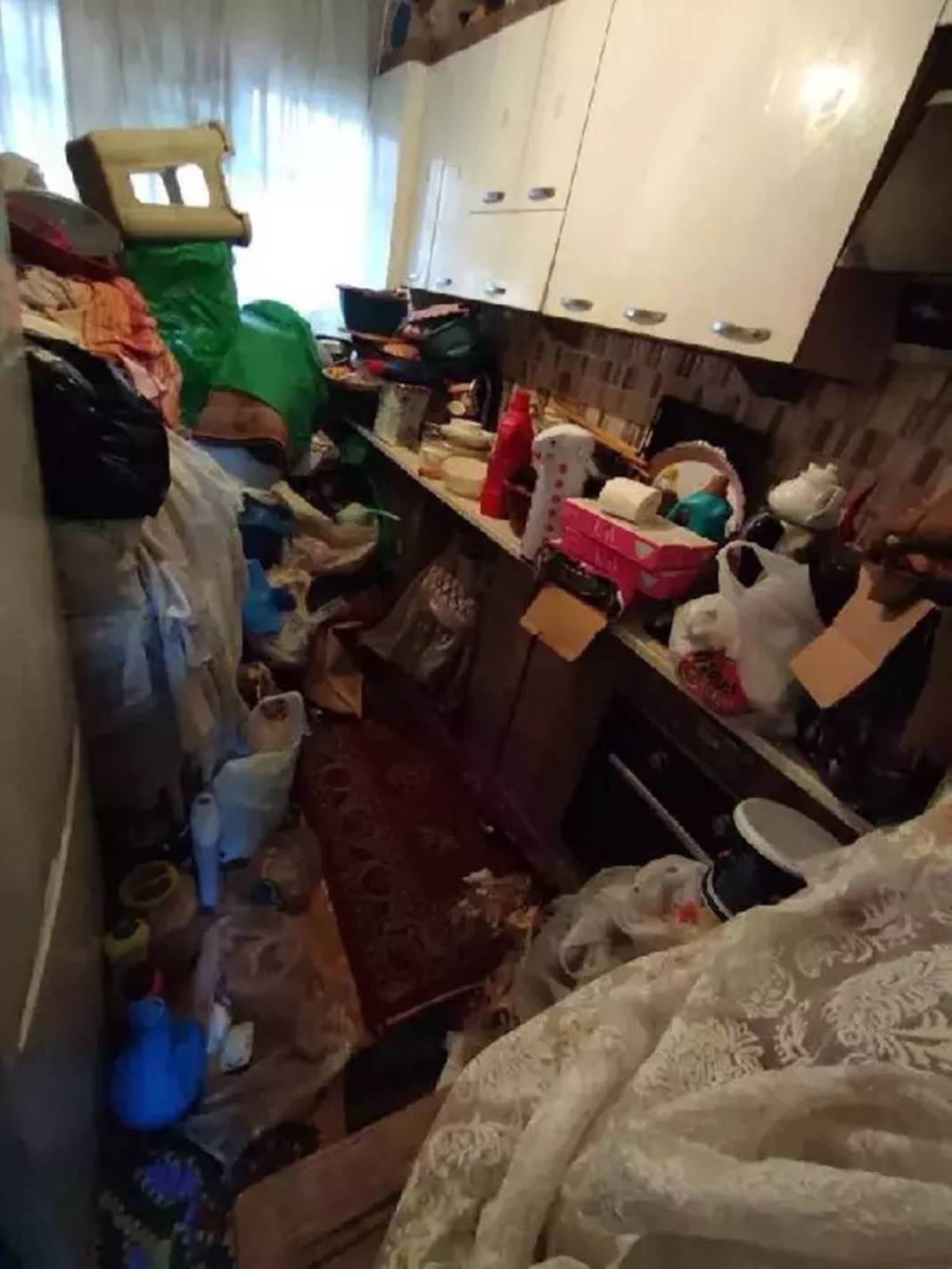 Şikayet üzerine apartman dairesine giden zabıta, şaşkınlıktan dondu kaldı! Ev, ev değil; tarif edecek kelime bulamadılar 12